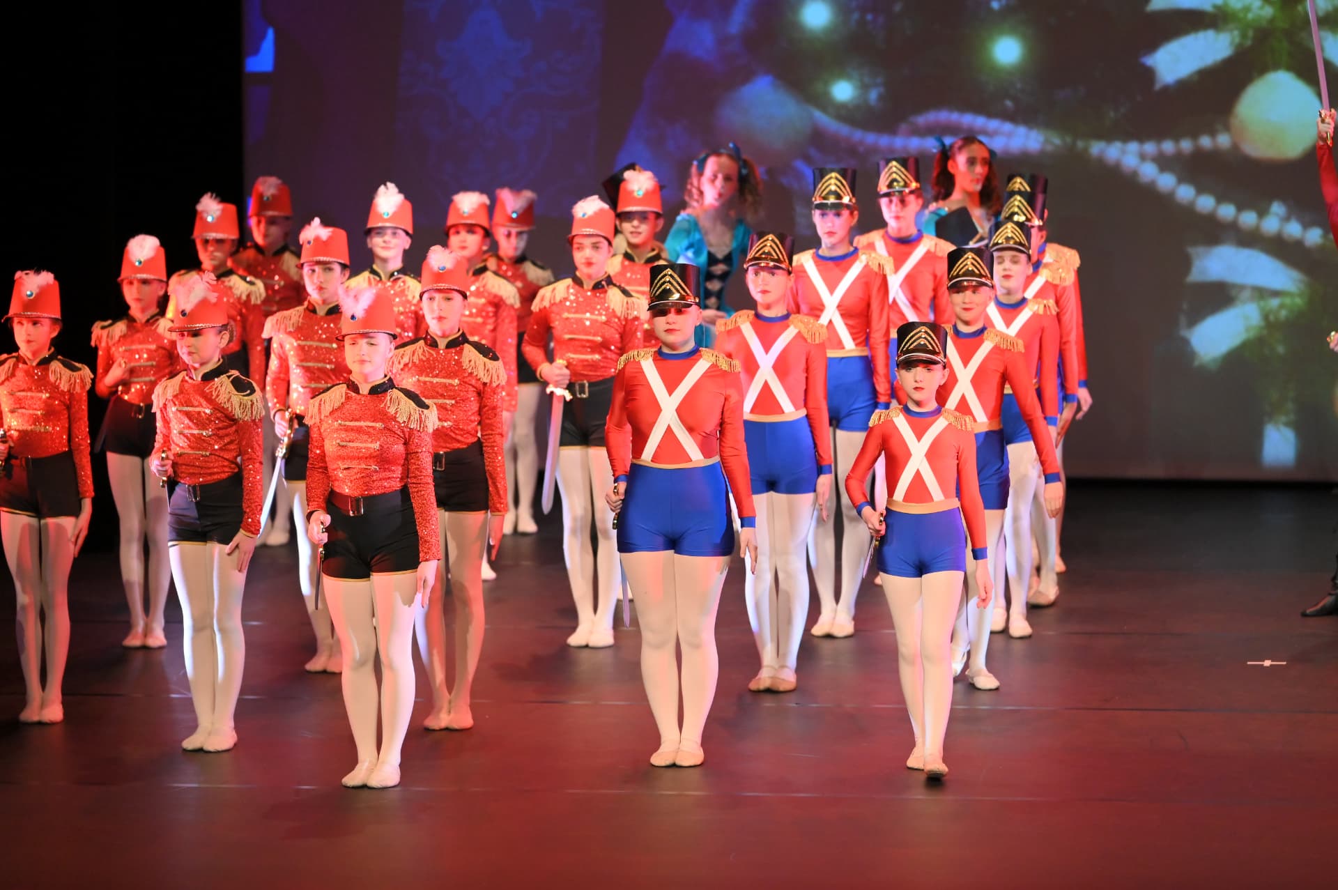 Soldatenensemble in roten Uniformen beim Nussknacker