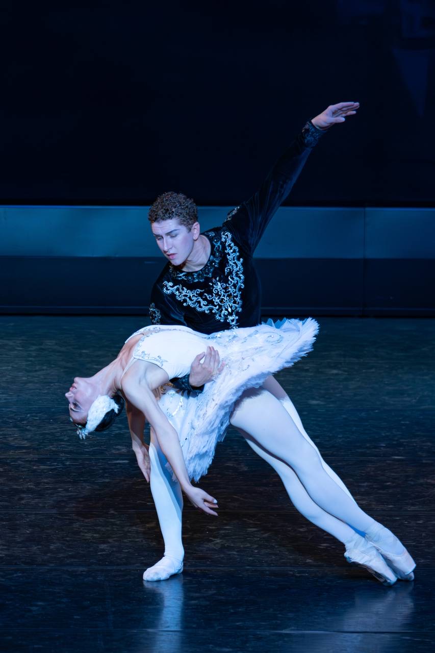 Schwanensee-Pas de deux in weissen Kostümen