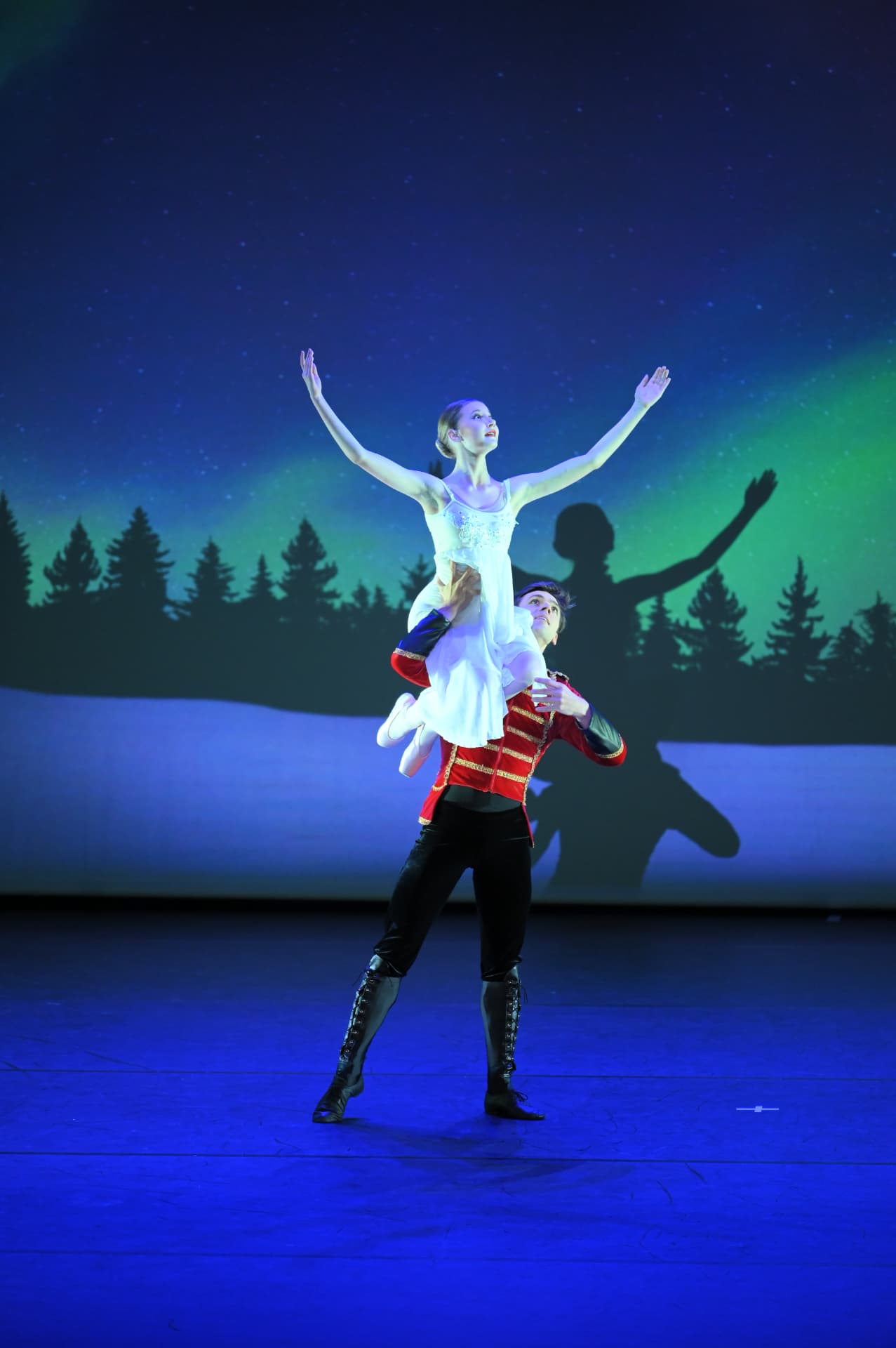 Höhepunkt eines Pas de deux unter Nordlichtkulisse