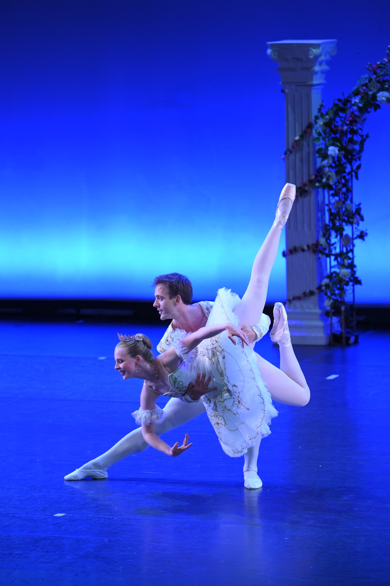 Dornröschen-Pas de deux vor blauer Bühnenkulisse